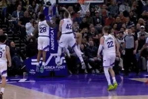 普通犯规！克莱伯突破被乐福打翻在地 回放明显打脸但裁判未升级