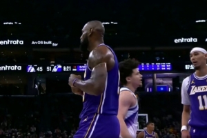 对抗还是足！詹姆斯碾压到篮下强硬打成2+1