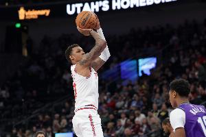 效率太低！小贾巴里·史密斯18中5拿到12分12板2助