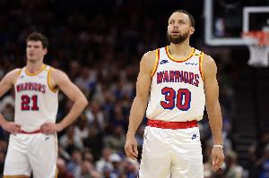 你俩外线还没开！半场库里三分4中1拿到5分 波斯特三分7中2拿7分