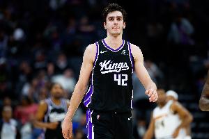 【菜鸟】雷诺29分10板克尼佩尔28分6三分 弗拉格23分10板哈珀24分