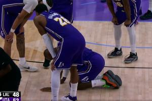 轻伤不下火线！詹姆斯被克莱顿凶狠冲撞受伤跪地 缓一下继续比赛