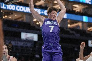 名嘴比尔·西蒙斯：黄蜂现在的打法很有趣 他们就差一个大个子了