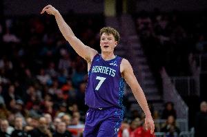 太厉害了！克尼佩尔17投10中&三分12中6 砍28+5+7+3断&正负值+18