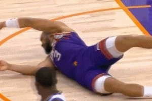 真招笑！狄龙突破对抗波斯特上篮打进 喷裁判吃T后脚一滑又摔倒