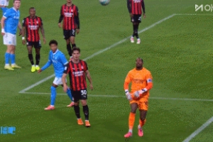 迈尼昂被波利塔诺阻挡，报复性打到后者头部，VAR介入无表示