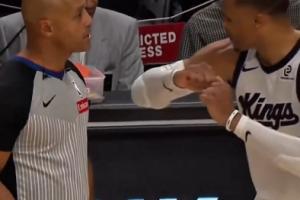 威少和裁判示意是阿夫迪亚肘击的自己 但裁判无动于衷