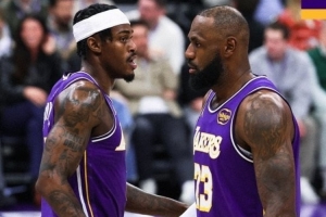 最能防的两个？湖人发布赢球海报：詹姆斯和范德彪登上封面