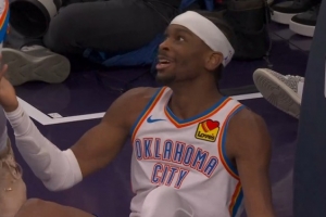 两罚一掷！亚历山大反击面对空篮 华子身后推了一把被吹越位犯规