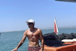 调侃C罗肌肉一般？来看看53岁老帅哥菲戈退役后的身材🤔