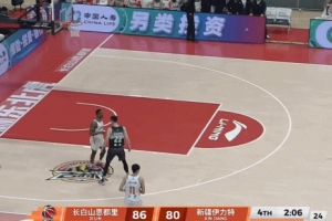 关键时刻别搞事！贾昊夸张假摔吃T 白送给新疆一分！