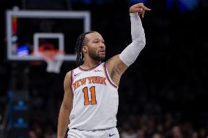 状态依旧不错！布伦森半场12中6砍下16分6板3助 拼下3前场板