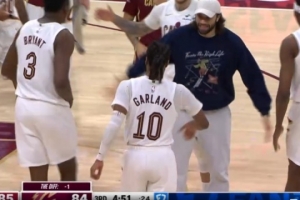 奋力反击！朗佐·鲍尔前场抢断 加兰三分命中将分差追到1分