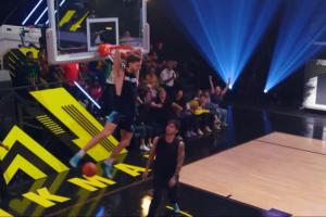 😲这什么变态啊？跨人背身双挂臂反扣！白乔丹最新惊天巨作！