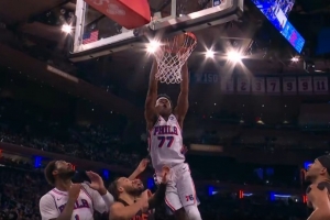 天外飞仙？马克西抛投打板不中 埃奇库姆蓄力起飞双手补扣！