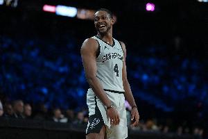 很谦让！福克斯仅出手11次 命中4球拿到8分5篮板8助攻