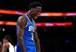 迪班萨赛季至今场均22.2分6.9板3.3助1.3断 率杨百翰大学11胜1负