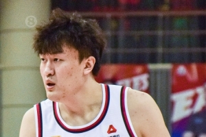 进攻表现出色！刘泽一首节5中3&罚球5中5砍11分 暴扣&漂亮单打2+1