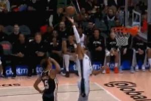 连续100场有盖帽历史第3！文班一巴掌把丹尼尔斯的抛投送上计时器