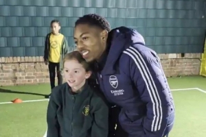 惊喜！斯凯利、马杜埃凯造访学校，与孩子们互动