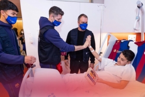 巴萨一线队周五前往巴塞罗那多家医院，开展医院探访活动