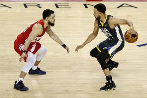 范弗里特：好几次防守库里时看了眼别处 然后再看库里就找不着了