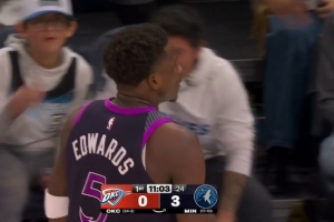 复出第一枪！爱德华兹开场迎着霍姆格伦命中三分球