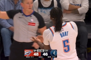 有火气！麦丹三分命中同时 多特卡位推搡戈贝尔被吹犯规 送罚球