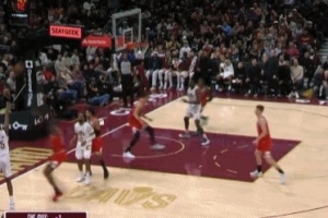 翻过来了！汤姆林底角命中三分球 骑士反超公牛