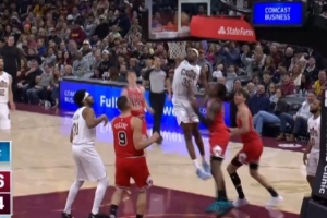 好家伙！阿伦积极拼到前场板 汤姆林虚晃旱地拔葱单臂炸扣！