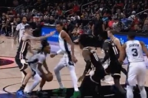 顺水推舟！文班持球被切 顺势点给卡斯尔助其打进加罚