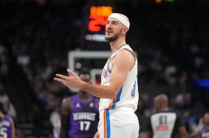 能抢但手感不佳！卡鲁索替补7中2拿到7分12板 三分6中1