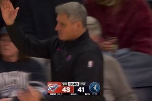 好球！亚历山大突破被海兰德切球&裁判吹后者犯规 森林狼挑战成功