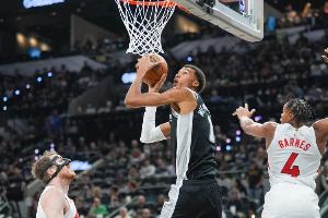 考辛斯：文班需要简化动作 他没必要像克劳福德那样运球炒菜