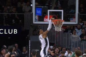 有点夸张！文班亚马篮下起飞过高用手腕空接扣进