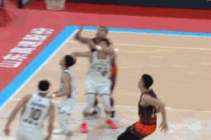 打了不到13分钟！朱松玮抢板犯规犯满离场 下场怒摔水瓶