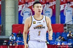 效率挺高！付豪半场5中3拿到9分7板 罚球4中3