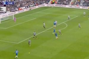 无奈…加纳乔在左路准备过人，不慎失误将球权送给了对手