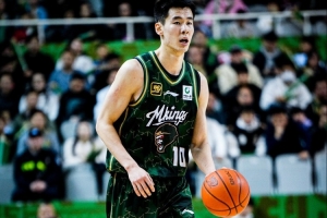 郭昊文首发出战27分钟 8中3&三分5中1拿到9分2板5助 正负值+22