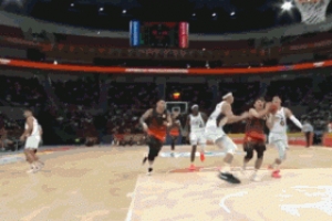 但愿无碍！邹雨宸防守落地90度崴脚 被搀扶下场