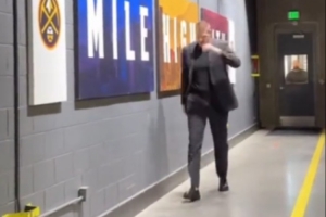 哈哈！掘金给约基奇买了芝士玉米饼 后者看了一眼径直走开