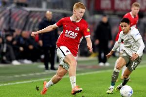 世体：巴萨关注19岁荷兰中场新星斯米特，本赛季出场26次打进2球