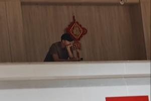 阿联自嫖娼丑闻以来很少露面！网友在球馆里“偶遇了”易建联