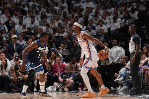 华子：SGA的左侧是麦丹&我要防右侧 最后他把球举到我面前了