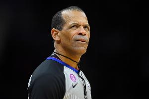 NBA官方：裁判埃里克·刘易斯已恢复裁判资格 曾因小号事件被调查