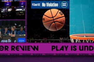 上科技！里德封盖被吹干扰球 森林狼挑战&裁判看回放后宣布好帽