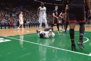 普通犯规！科塔上篮重摔倒地 裁判回看未升级