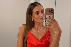 瑞秋一袭红裙仙气飘飘：我不常穿红色 但当我穿的时候💃🏽