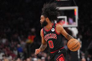 叮叮当叮叮当！科比·怀特半场打铁不断7投仅1中得到5分 三分4中1