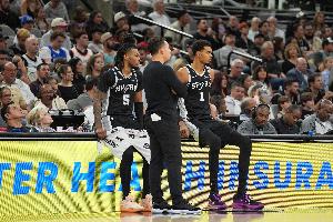 多体验一会儿！马刺背靠背轻取老鹰 5连胜反超湖人升上西部第三